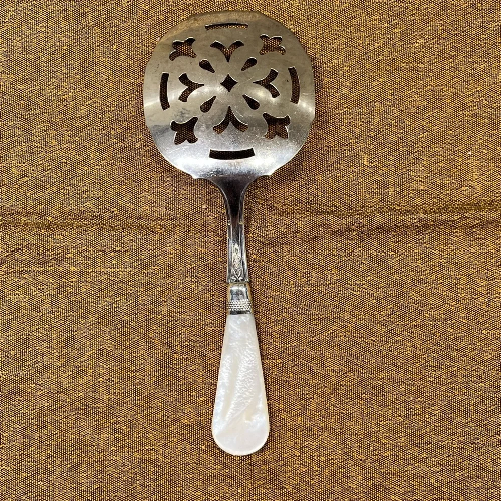Pearl-Handled Tomato or Pancake Server Silver & Silver-plated - Victorian